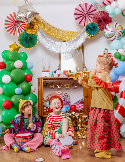 Scène de fête enfantine avec la guirlande de fils à franges pour fête argentée