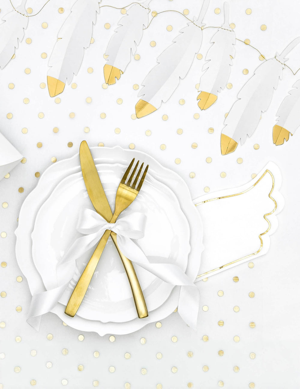 Mise en situation sur une table de la guirlande de plumes mariage pour fête
