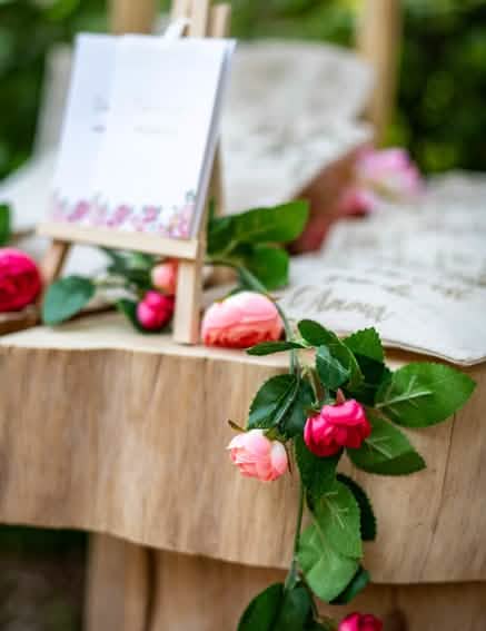 Detaliu al florilor ghirlandei de trandafiri și frunze verzi pentru nuntă