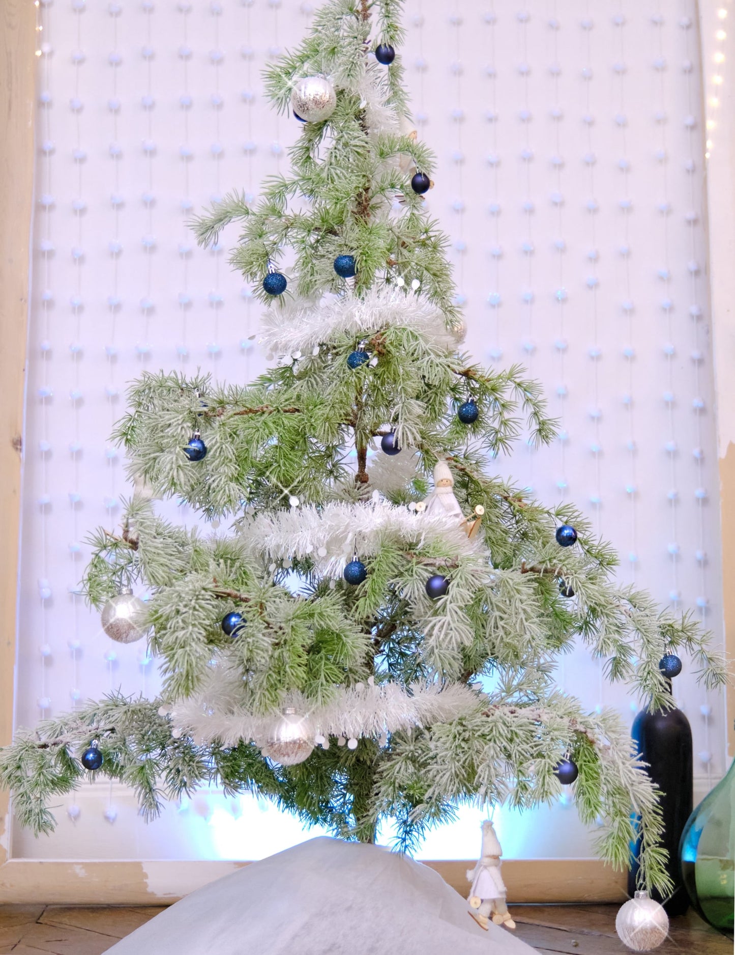 Mise en situation sur un sapin de la guirlande de sapin de Noël pour décoration