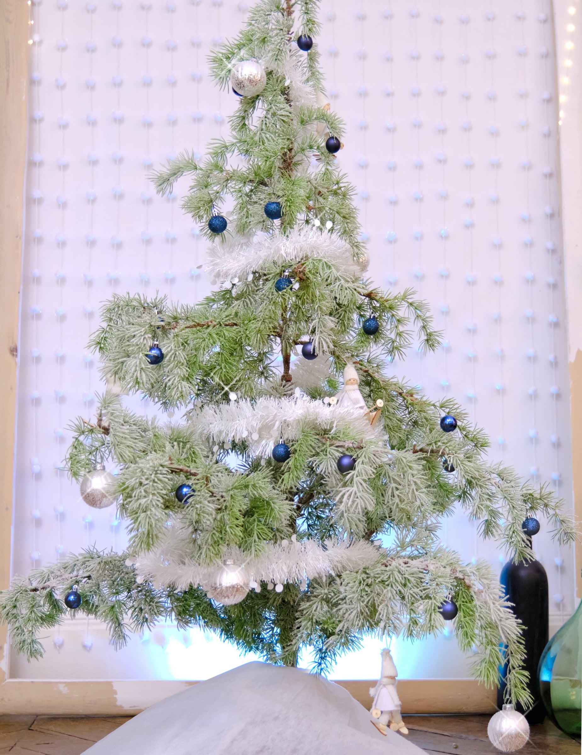 Mise en situation sur un sapin de la guirlande de sapin de Noël pour décoration