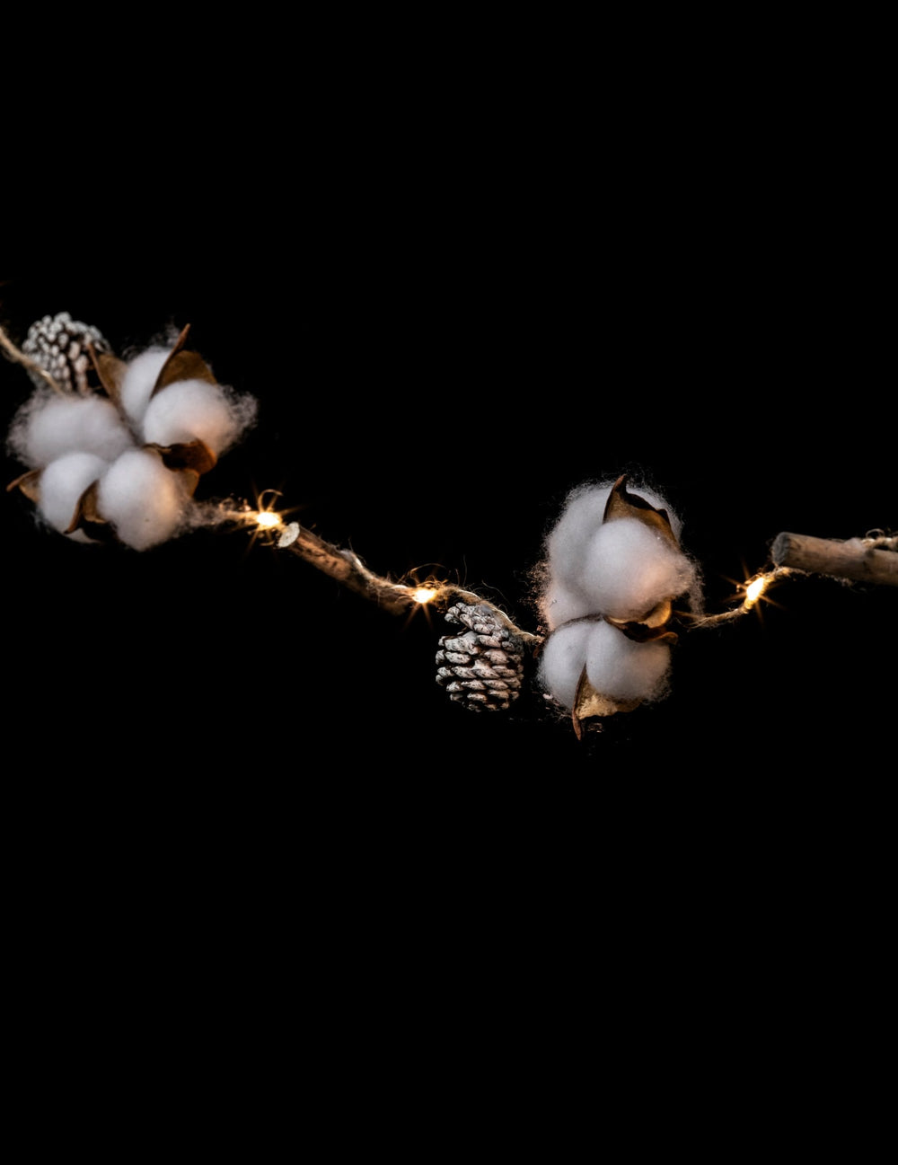 Guirlande lumineuse fleurs de coton pour décoration blanche avec pommes de pin