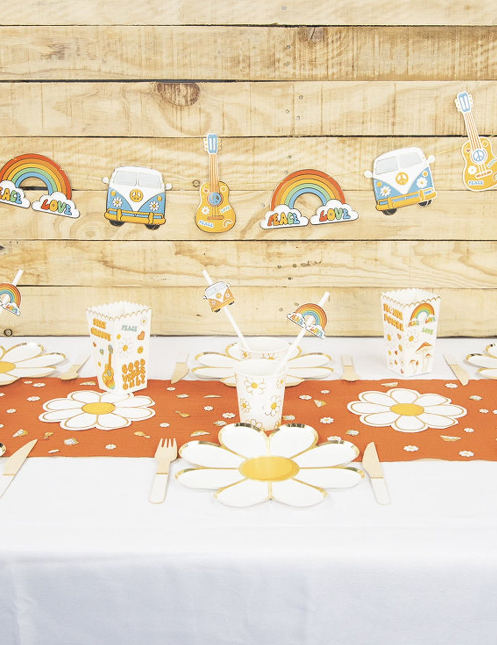 Mise en situation de la guirlande en carton Hippie Party