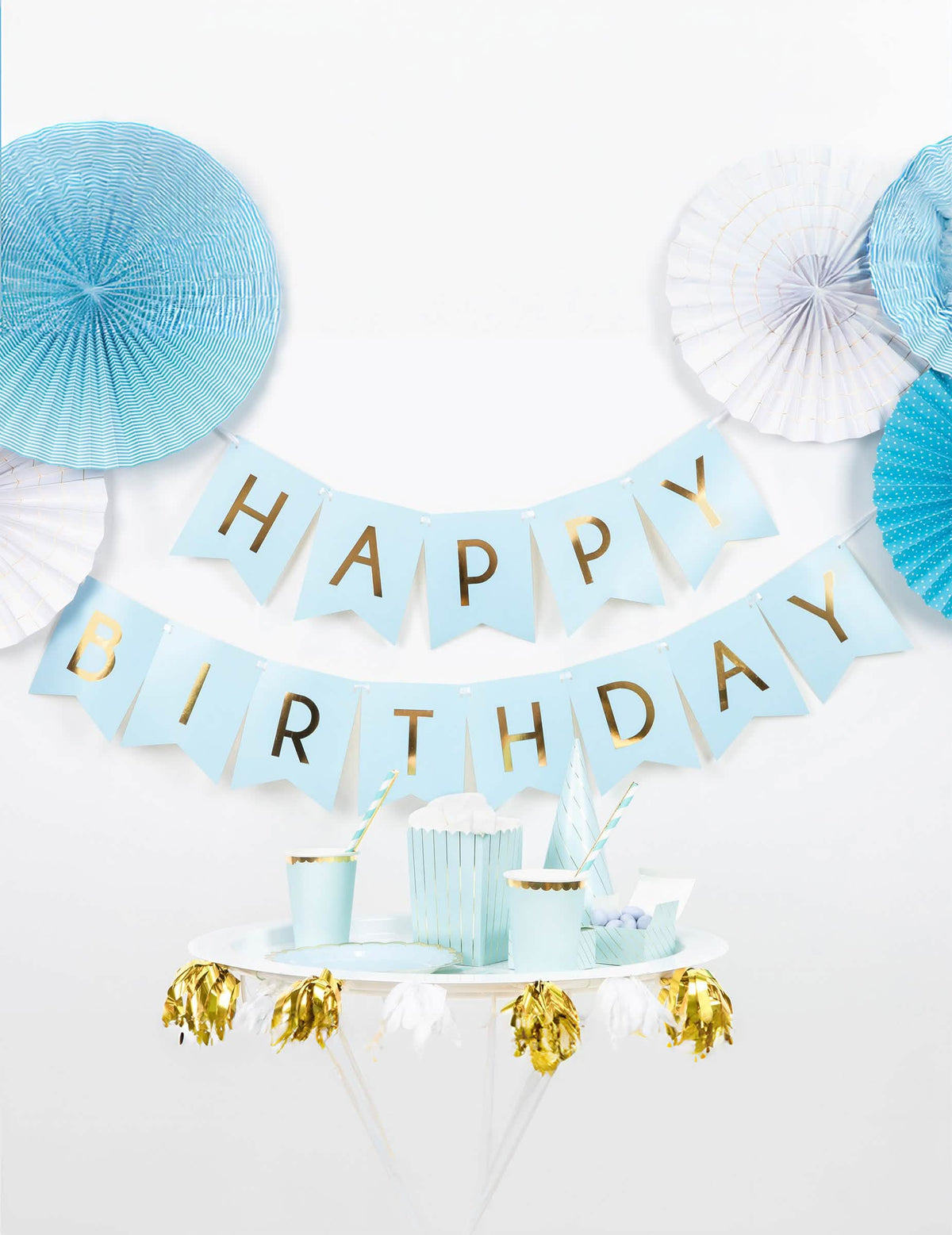 Aranjare a ghirlandei din carton Happy Birthday pentru aniversare