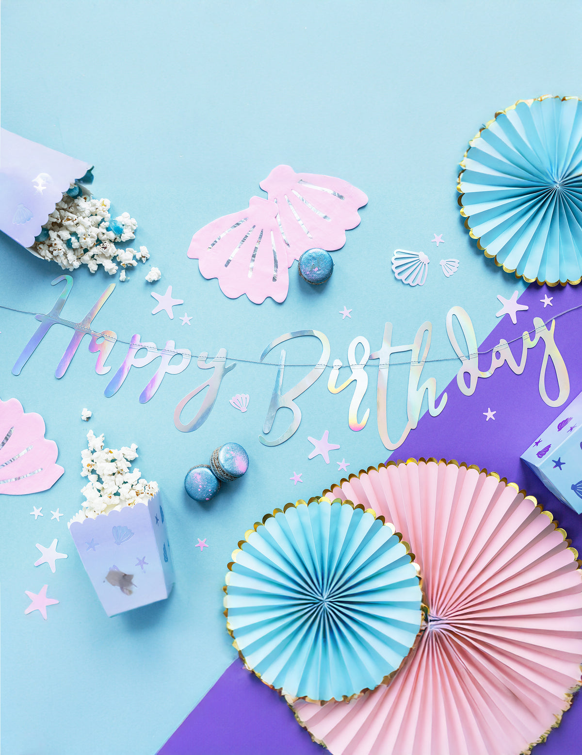 Mise en scène de la guirlande en carton Happy Birthday