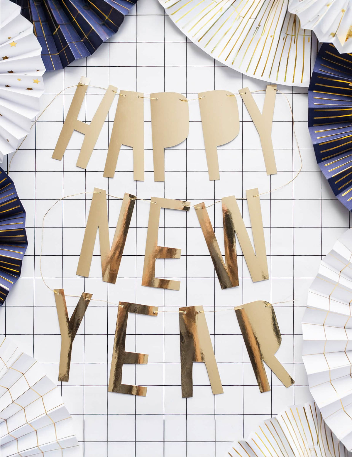 Prezentare generală a ghirlandei din carton Happy New Year