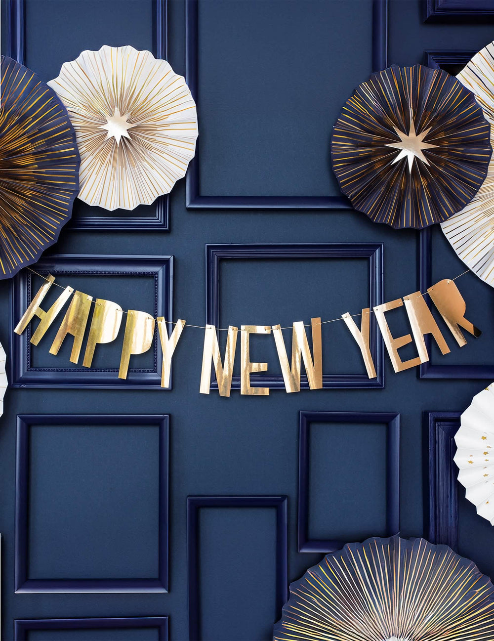 Punere decorativă în scenă a ghirlandei din carton Happy New Year