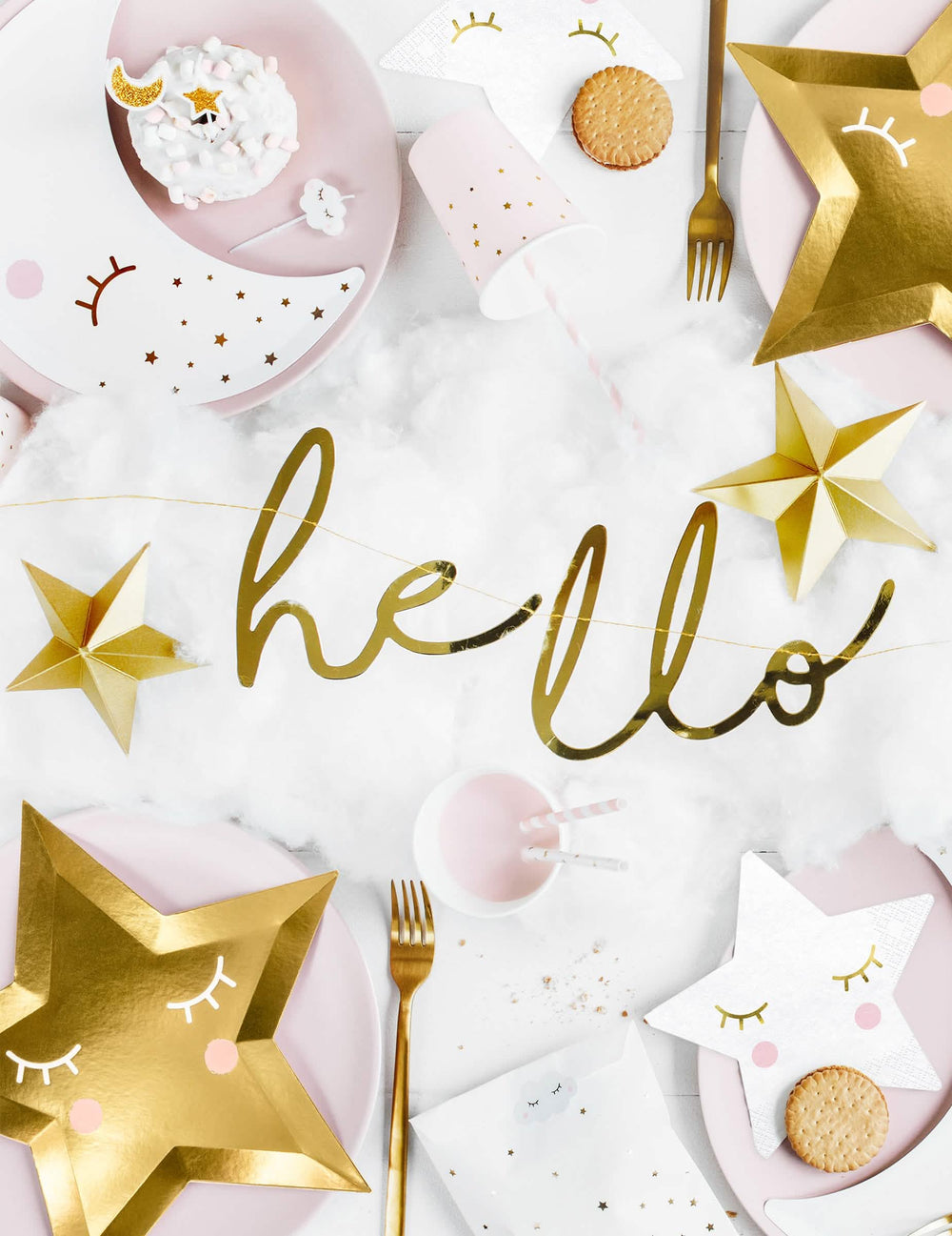 Vedere de sus a mesei de petrecere cu ghirlanda din carton hello baby pentru baby shower, aurie metalizată