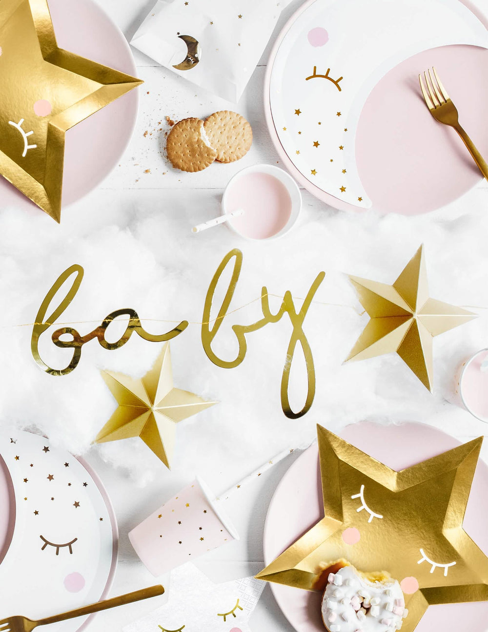 Gros plan pe cuvântul baby de pe ghirlanda din carton hello baby pentru baby shower