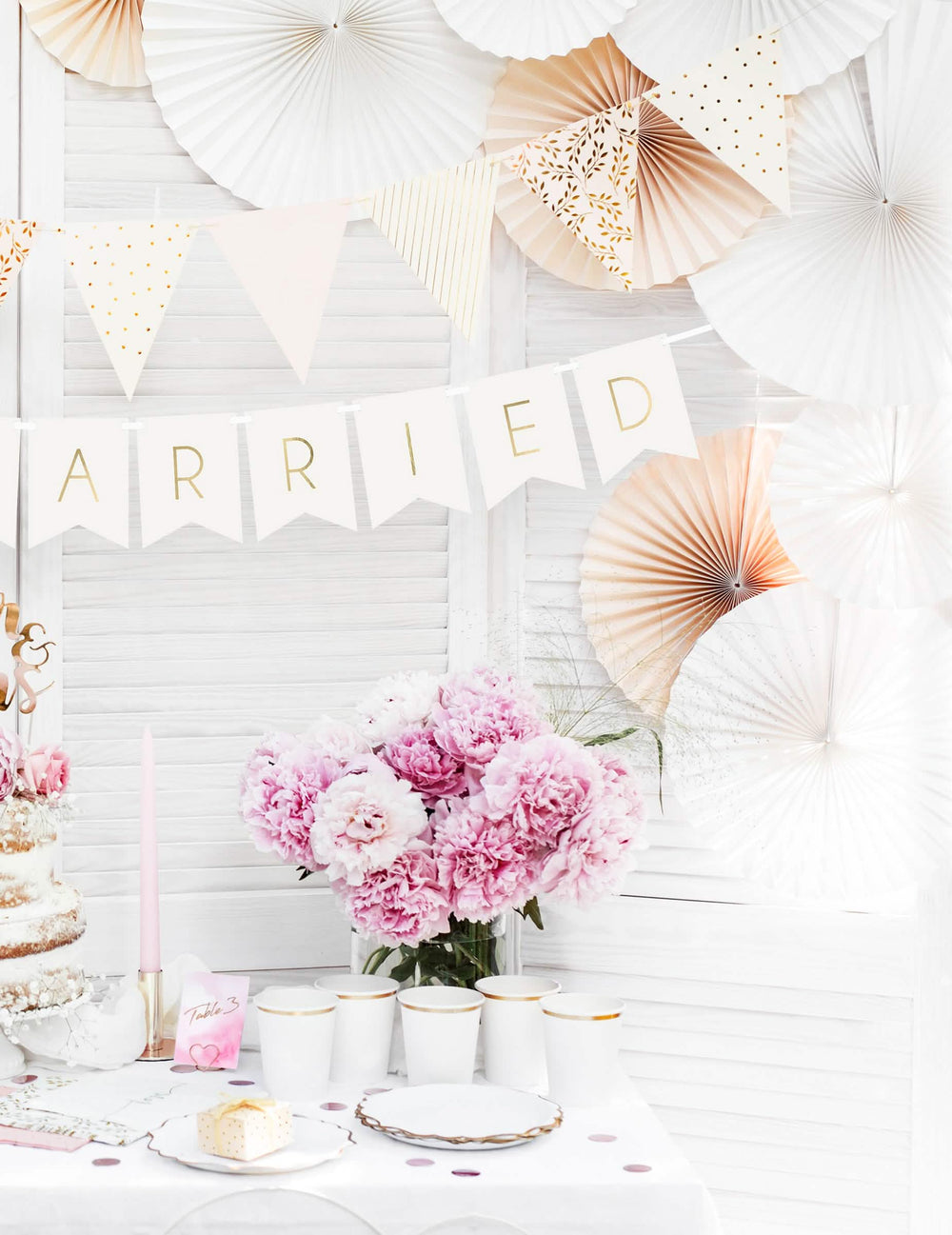 Mise en scène de buffet de mariage de la guirlande en carton Just Married pour mariage