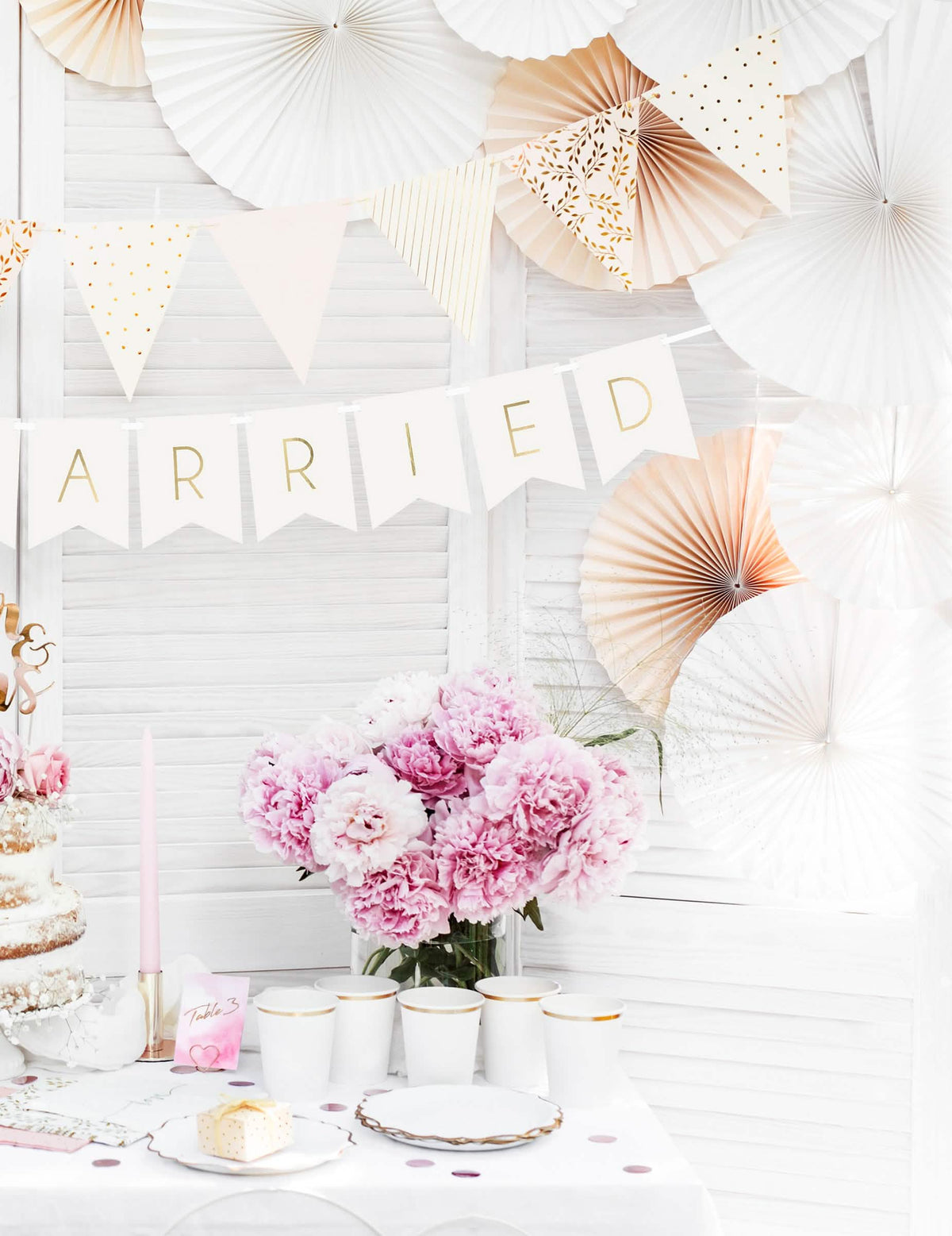 Mise en scène de buffet de mariage de la guirlande en carton Just Married pour mariage