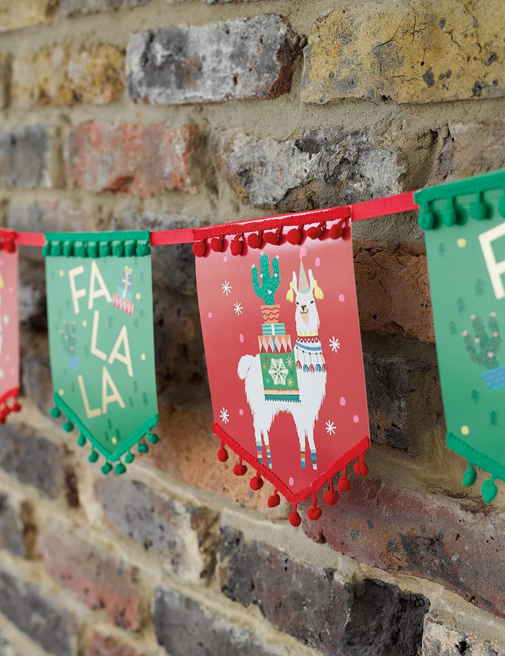 Détail des pompons et du motif de la guirlande à fanions lama de Noël