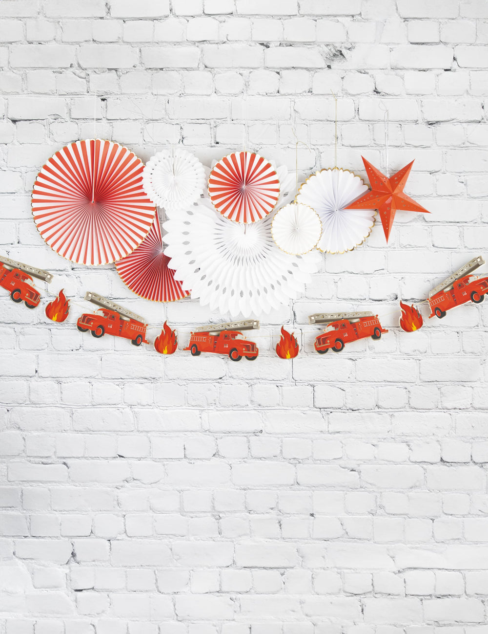 Guirlande en carton Pompier pour enfant rouge avec camions et flammes