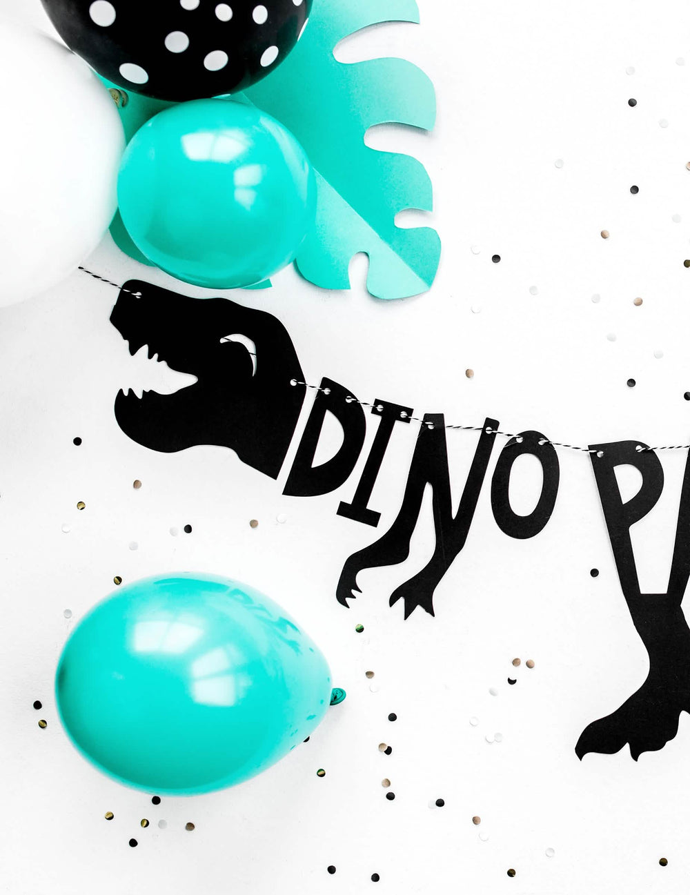 Punere în scenă cu baloane și confetti de la ghirlanda din carton cu schelet dino party