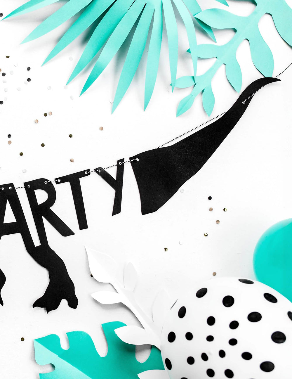 Detaliu al cozii și al inscripției ARTY ale ghirlandei din carton cu schelet dino party