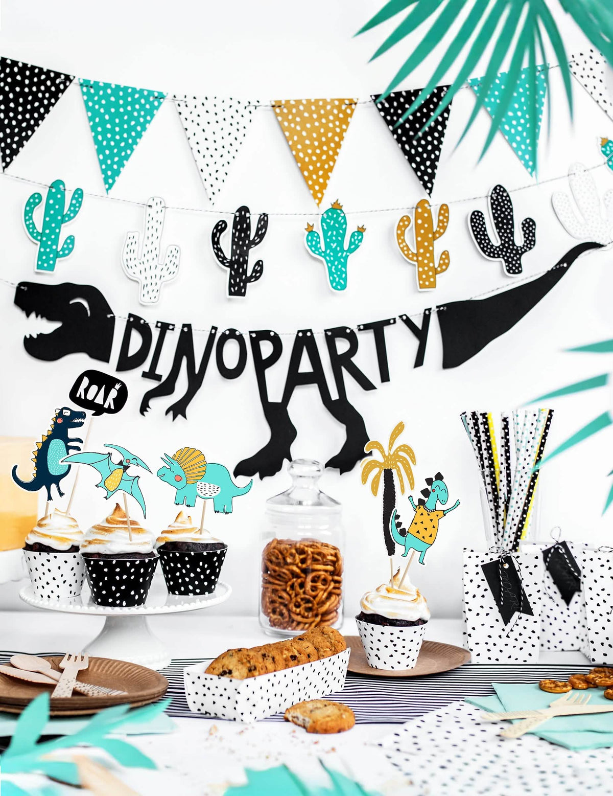Punere în scenă cu bufet de petrecere cu ghirlanda din carton cu schelet dino party