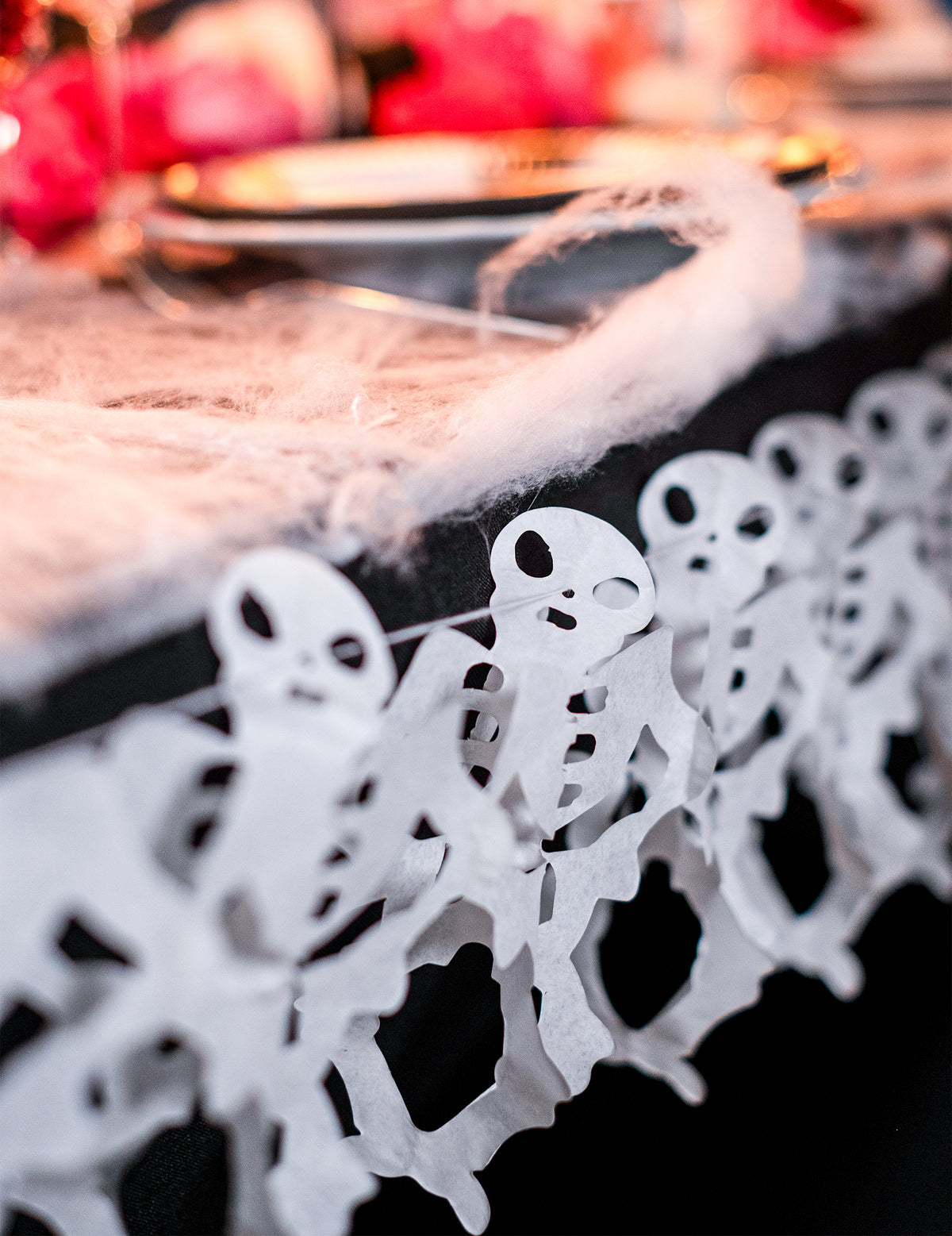 Détail de la suspension sur table de la guirlande en papier squelette pour Halloween