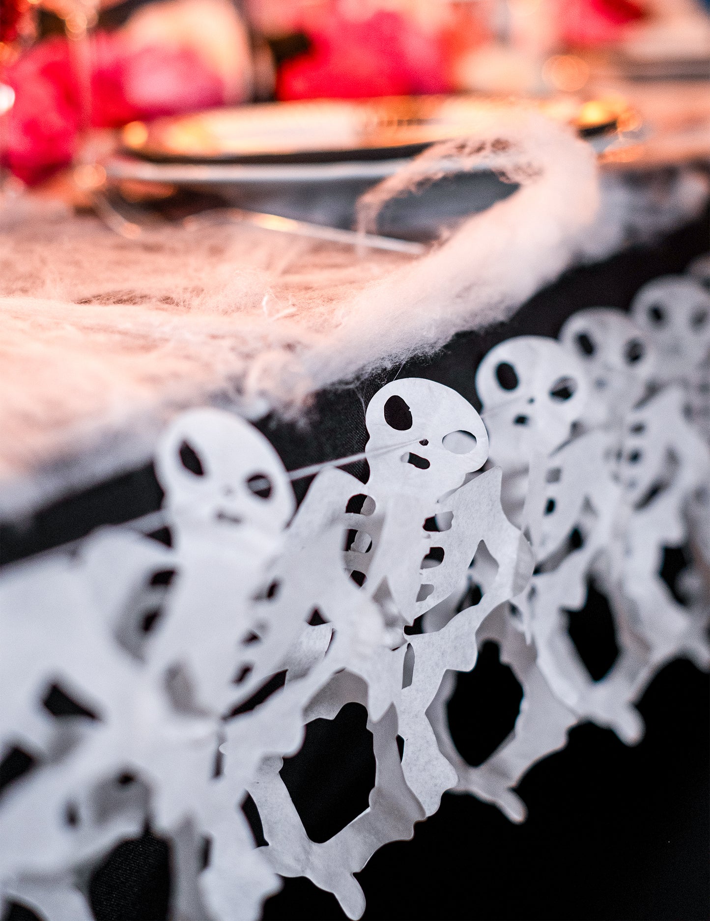 Ghirlandă de hârtie albă cu schelete de 3 m pentru Halloween