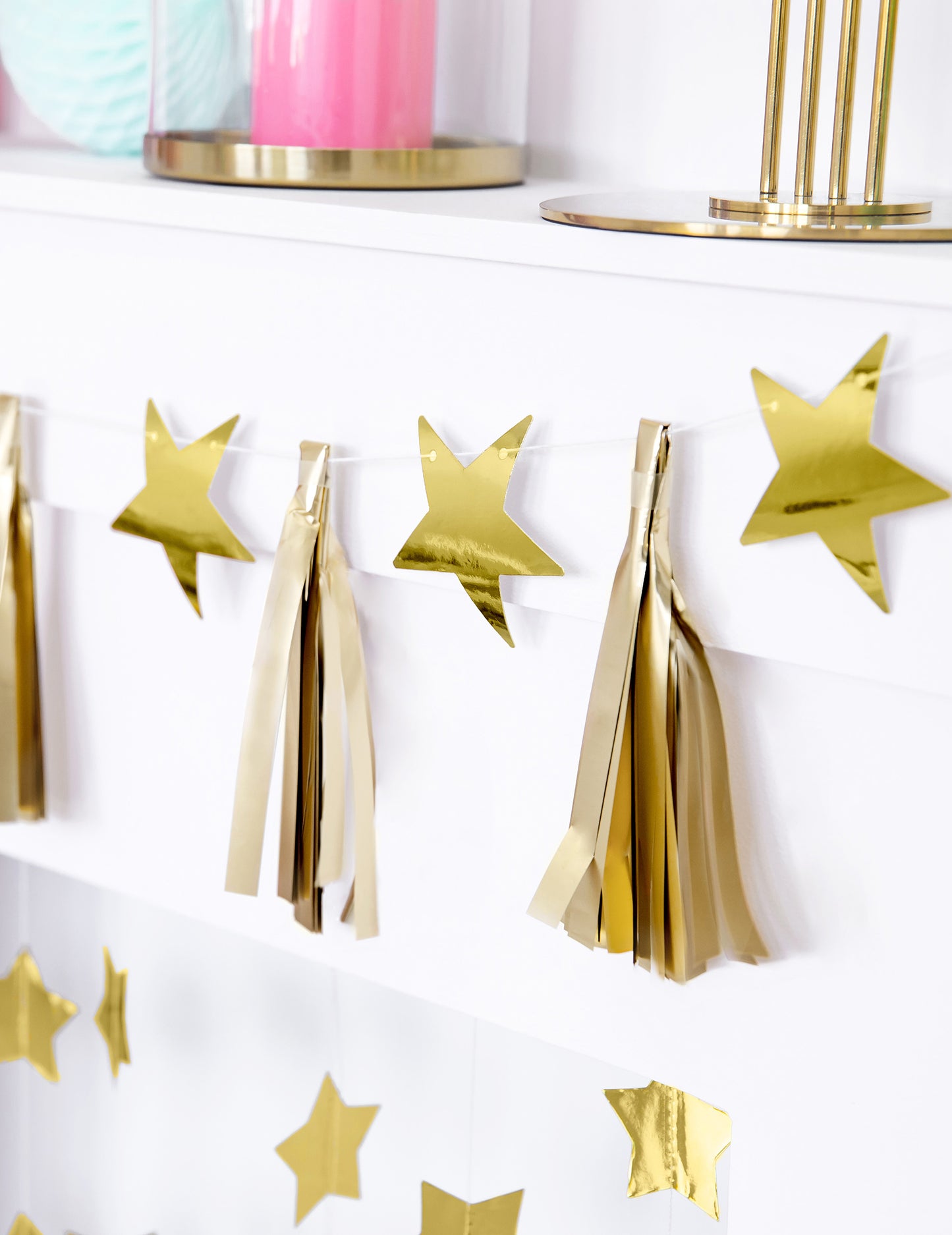 Ghirlandă de hârtie cu ciucuri aurii și stea de asamblat