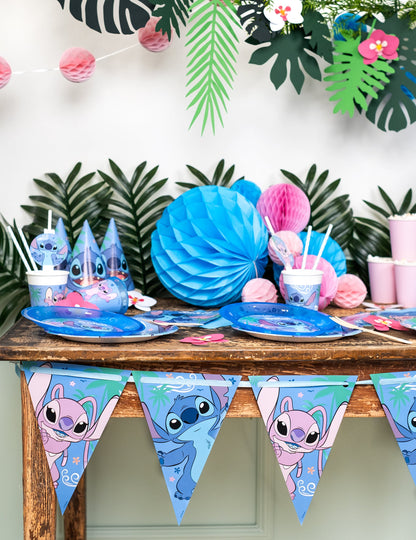 Mise en situation sur une table de fête de la guirlande fanions papier Stitch
