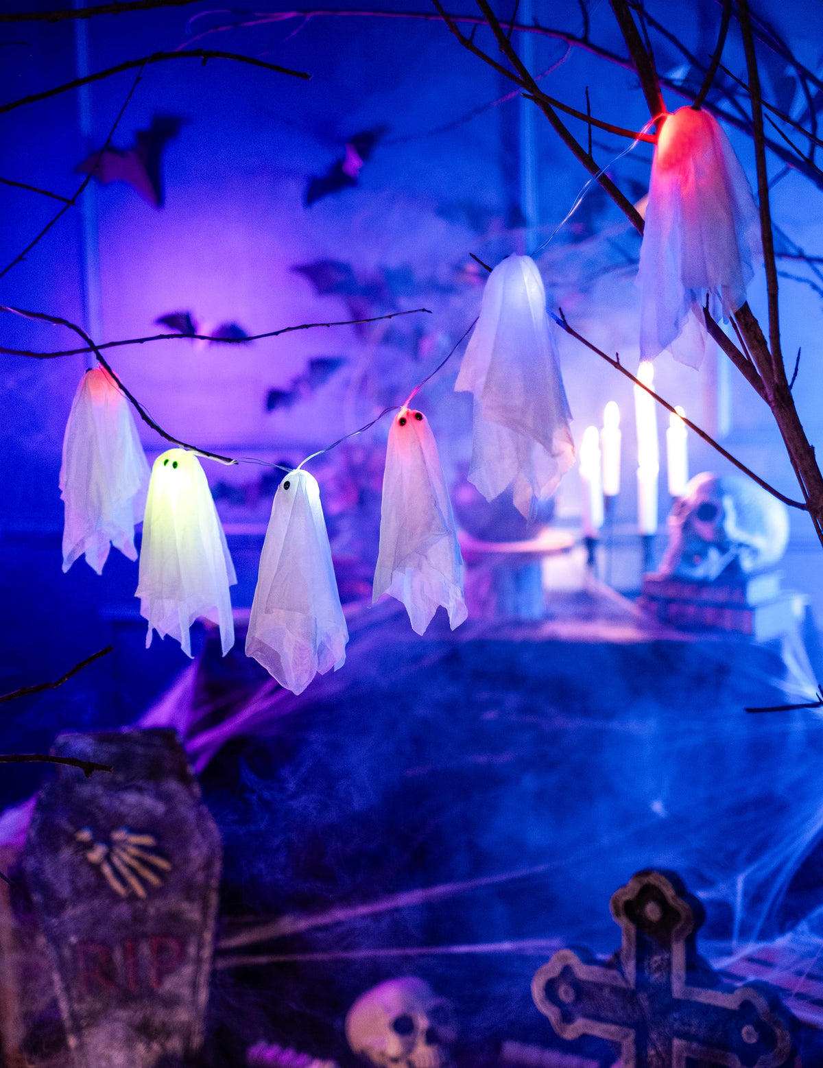 Mise en scène décorative de la guirlande fantômes lumineux Halloween