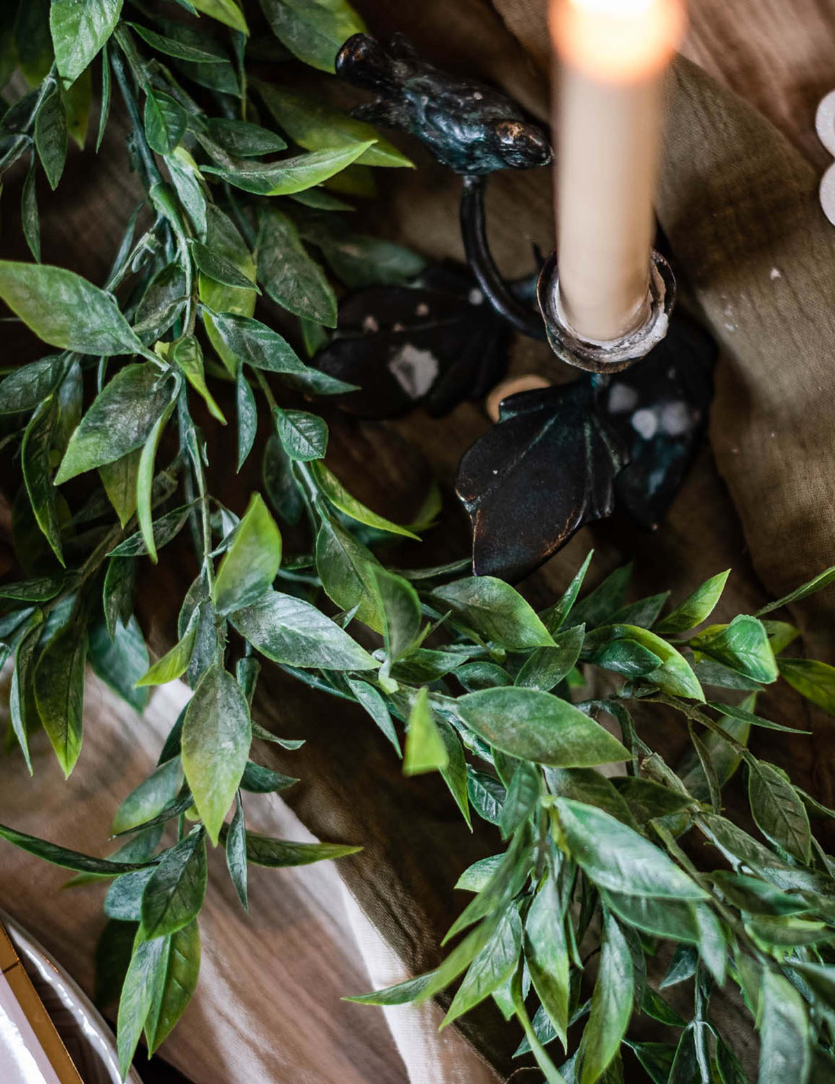 Mise en situation de la guirlande feuilles de saule pleureur pour décoration de table verte