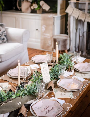 Mise en situation de la guirlande feuilles de saule pleureur pour décoration de table verte
