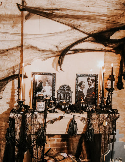 Vue d'ensemble de la décoration avec la guirlande Halloween noire et or avec tassels