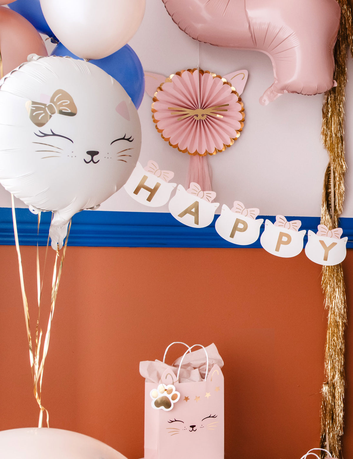 Détail du mot HAPPY de la guirlande happy birthday chatons pour enfant