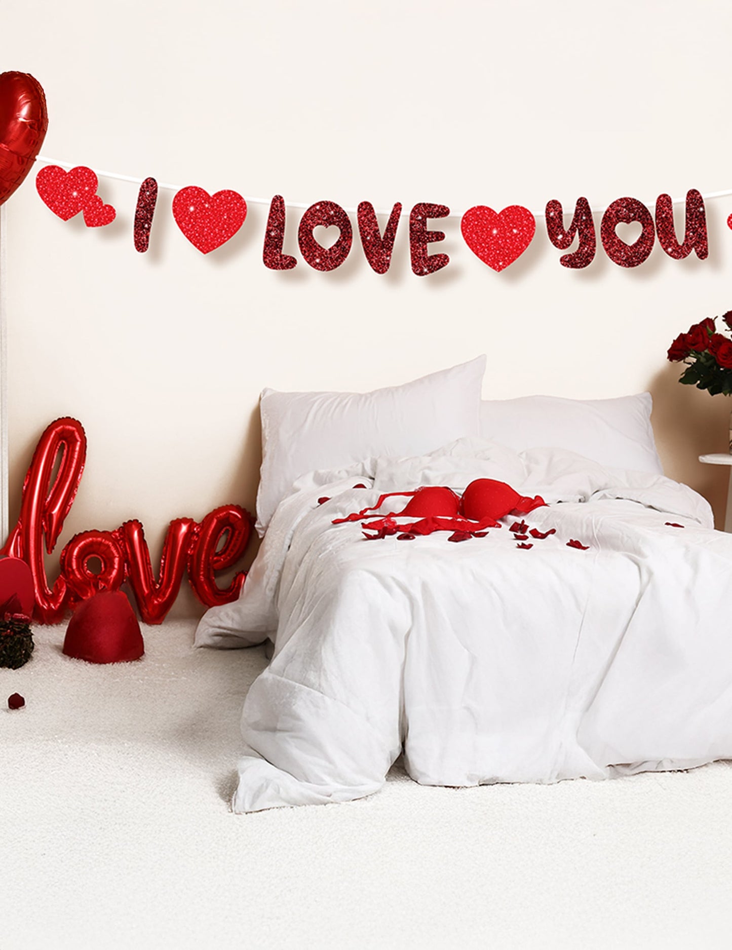 Mise en situation dans une chambre de la guirlande en carton cœur I love you