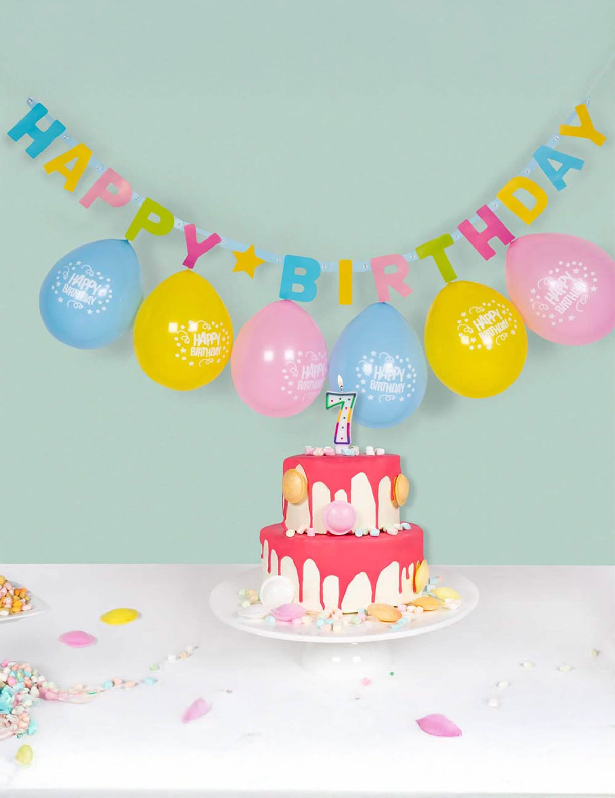 Aranjament cu tort și baloane cu ghirlanda de litere Happy Birthday