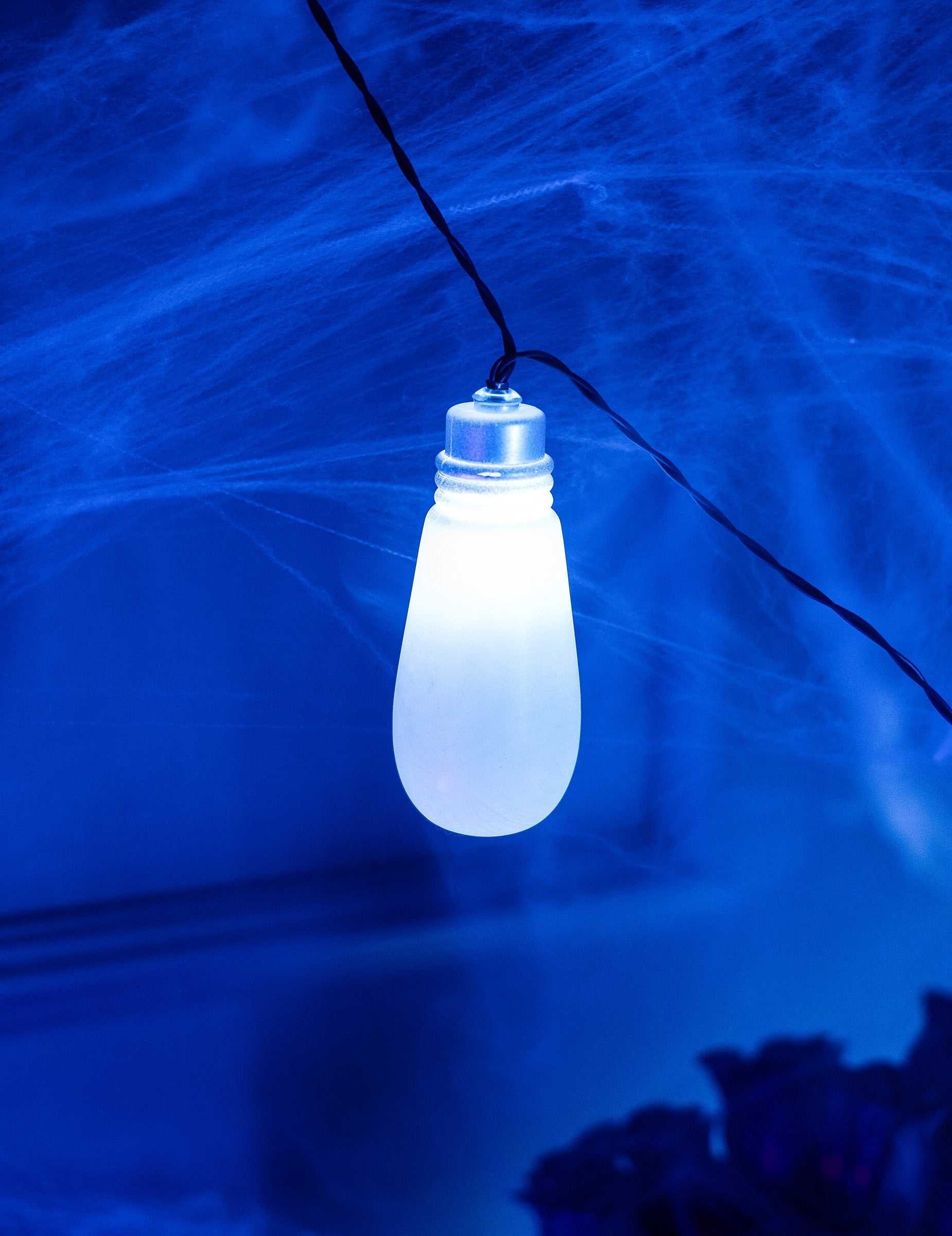 Gros plan sur une ampoule allumée de la guirlande lumineuse et sonore effrayante pour Halloween