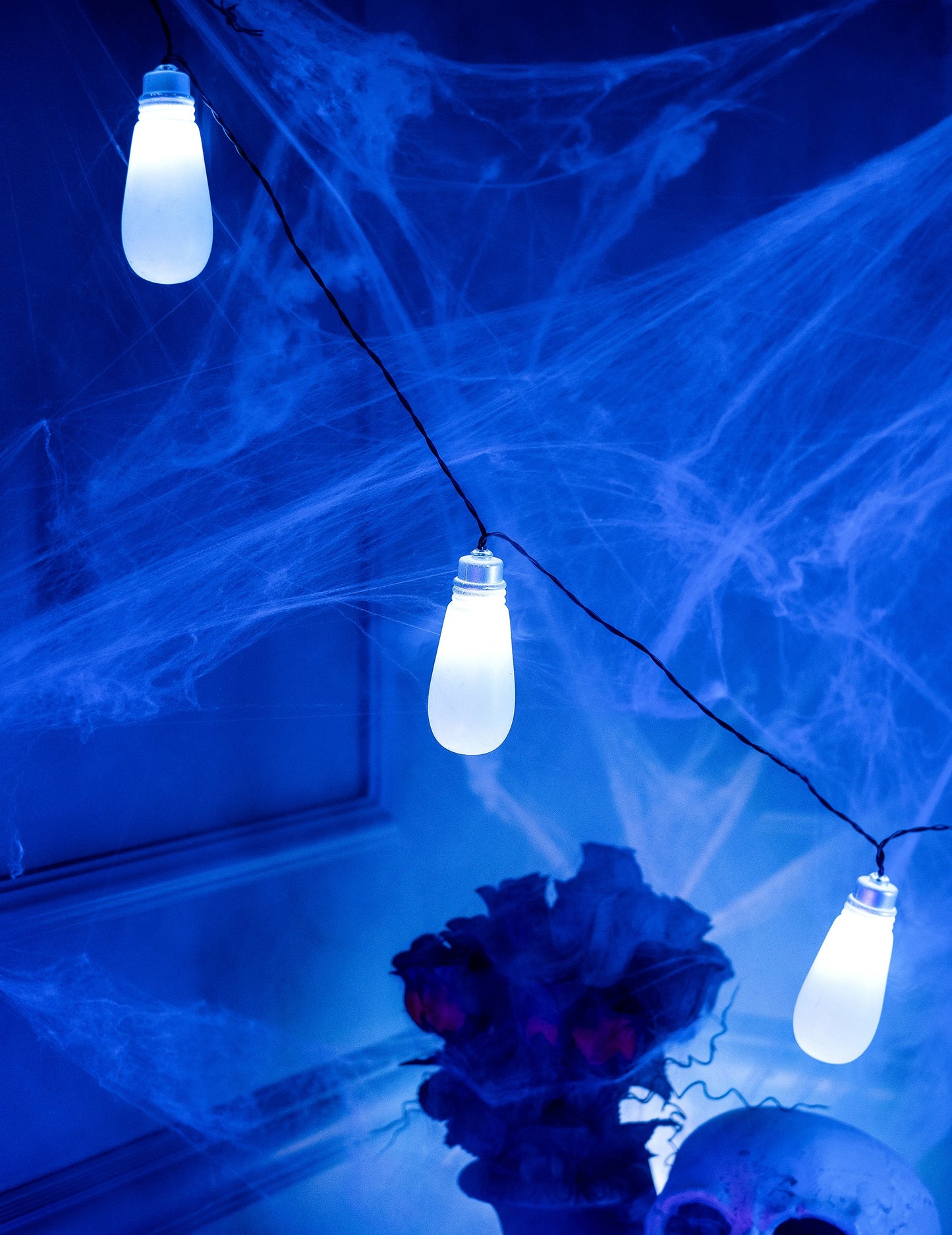 Mise en situation dans un décor de la guirlande lumineuse et sonore effrayante pour Halloween