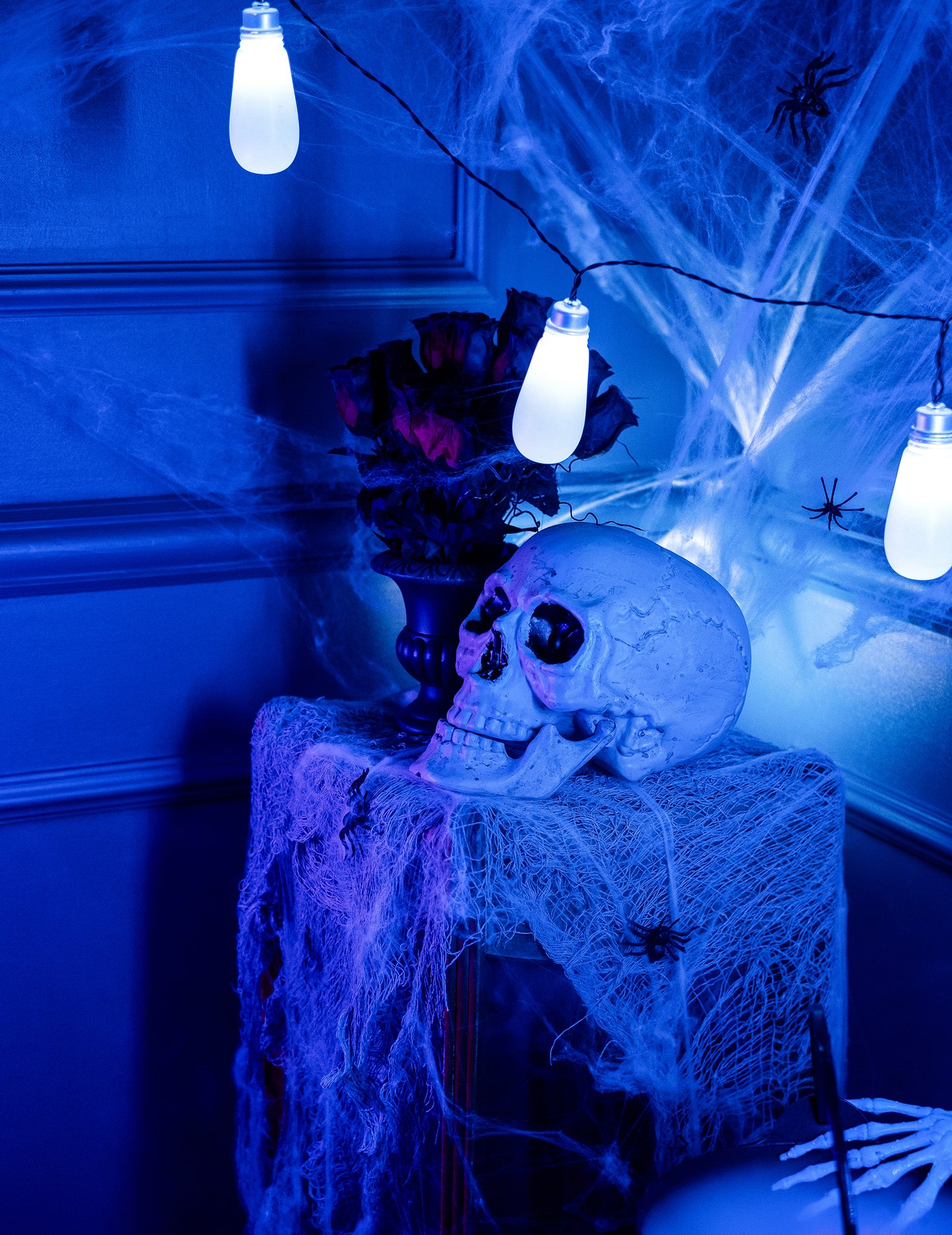 Mise en situation avec décor de crâne de la guirlande lumineuse et sonore effrayante pour Halloween