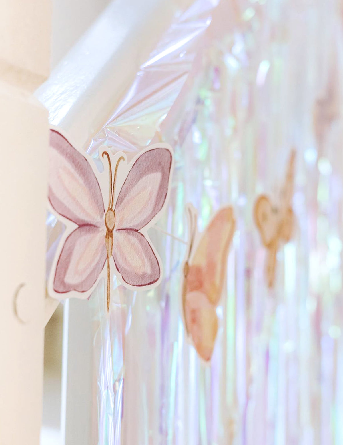 Détail des papillons de la guirlande papillon ambiance féerique rose pastel en papier