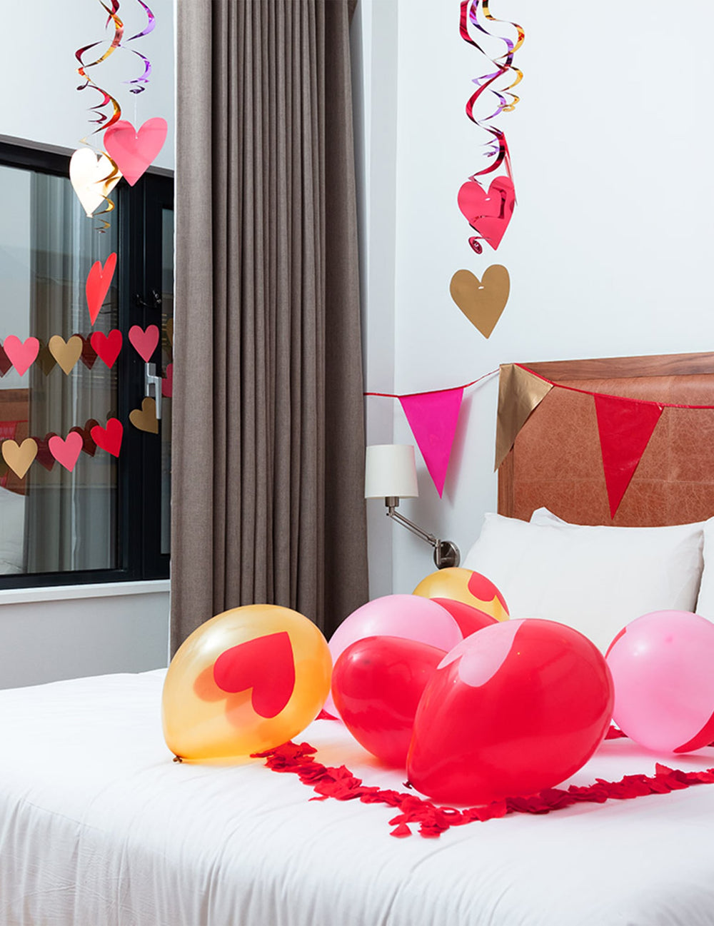 Guirlande petits coeurs Love you pour décoration de fête rouge rose et or