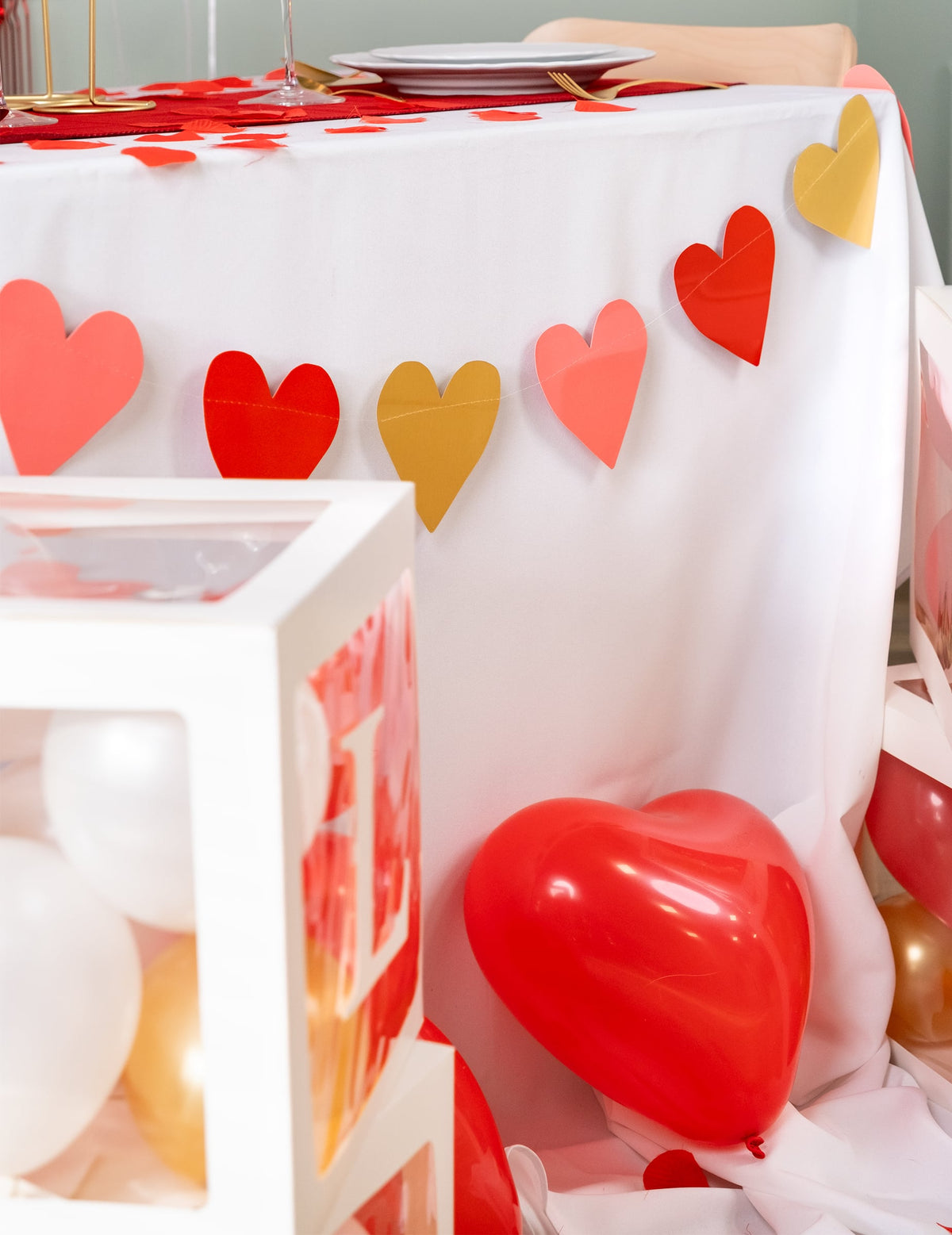 Mise en scène sur une table de fête de la guirlande petits coeurs Love you