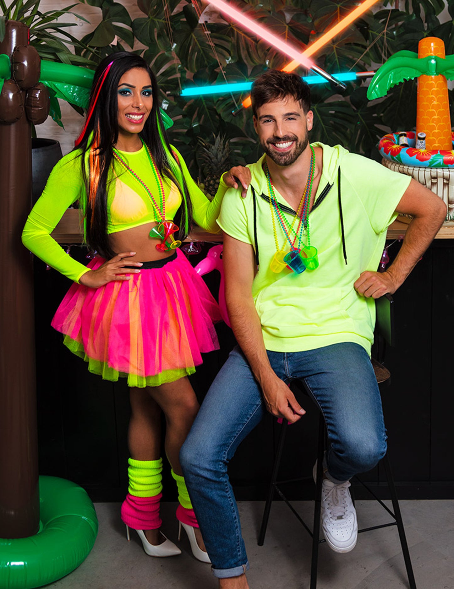 Femeie cu jambiere galbene fluo
