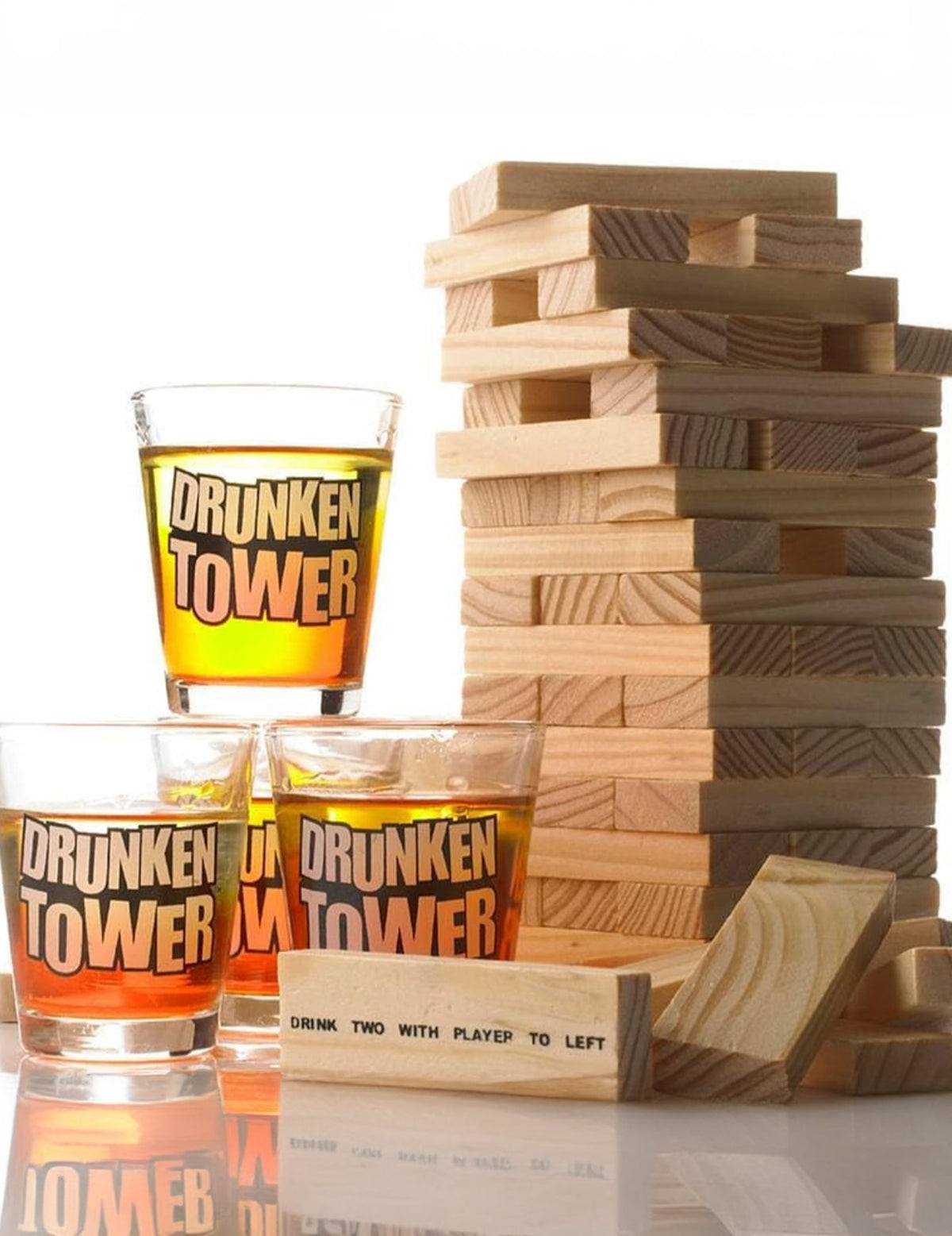 Détail de la tour et des verres à shot du jeu d'apéro Drunken tower