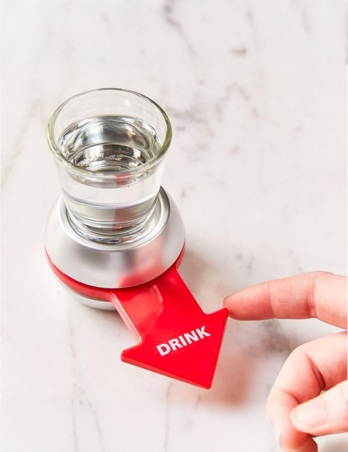 Gros plan sur le verre à shot et la flèche du Jeu d'apéro Spin the shot