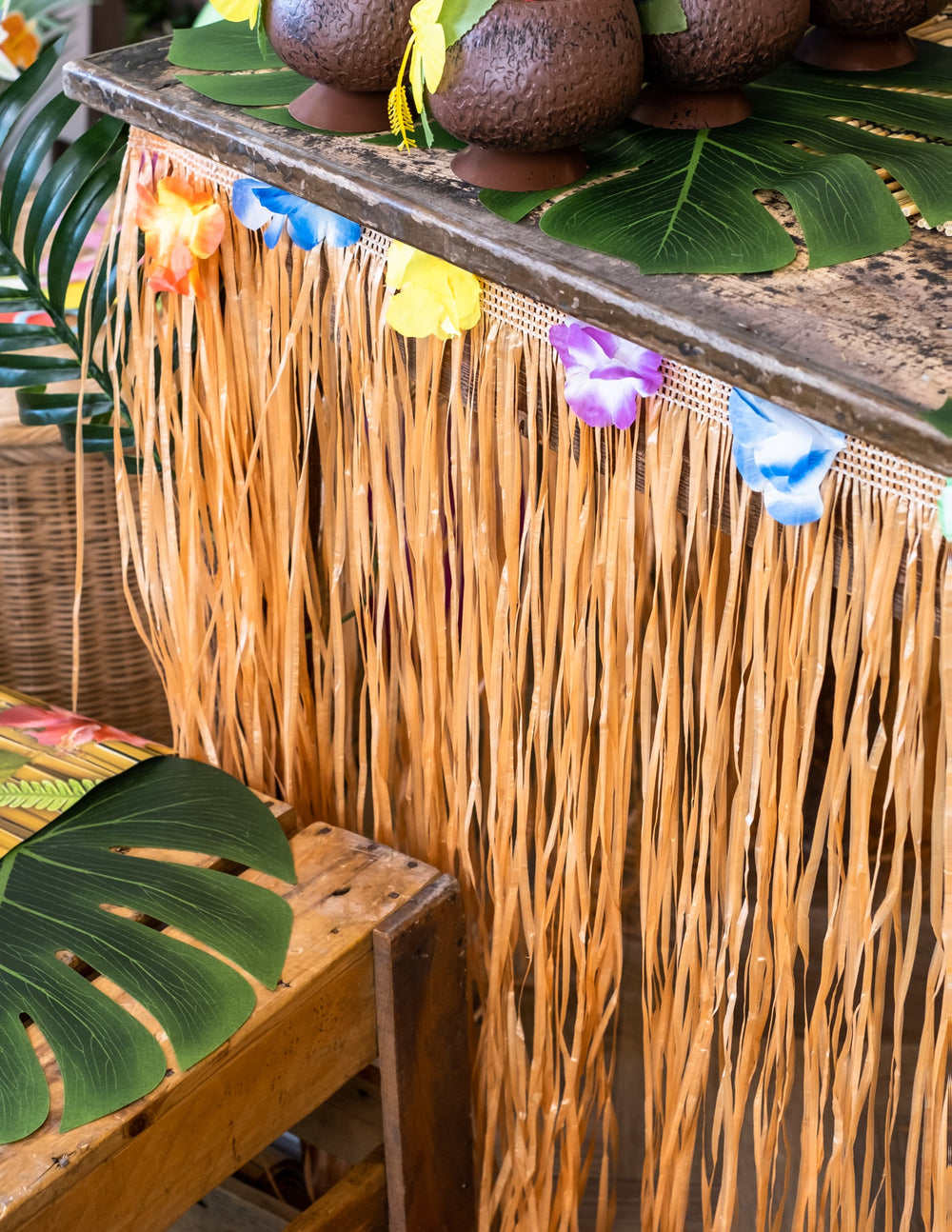 Détail des franges et des fleurs de la jupe de table Hawaï