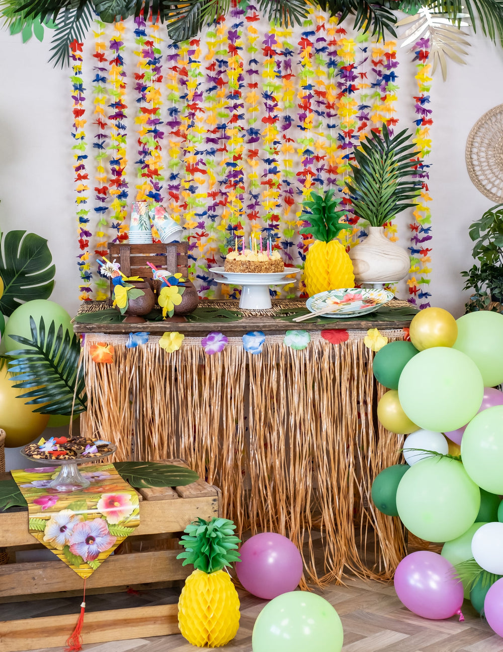 Mise en scène sur un buffet de fête de la jupe de table Hawaï