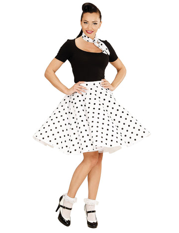 Fustă albă și eșarfă pentru femeia din anii 1950