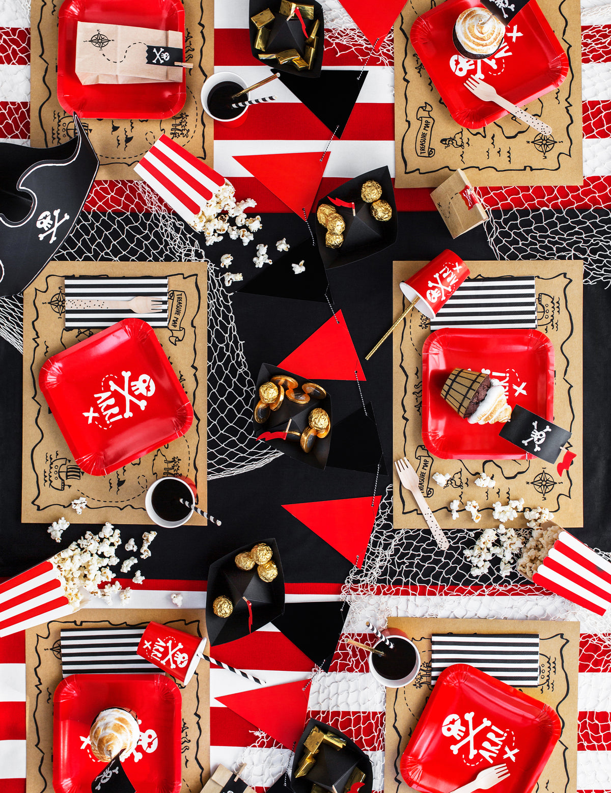 Mise en situation sur table décorée du Kit à cupcake fête de pirate pour enfant