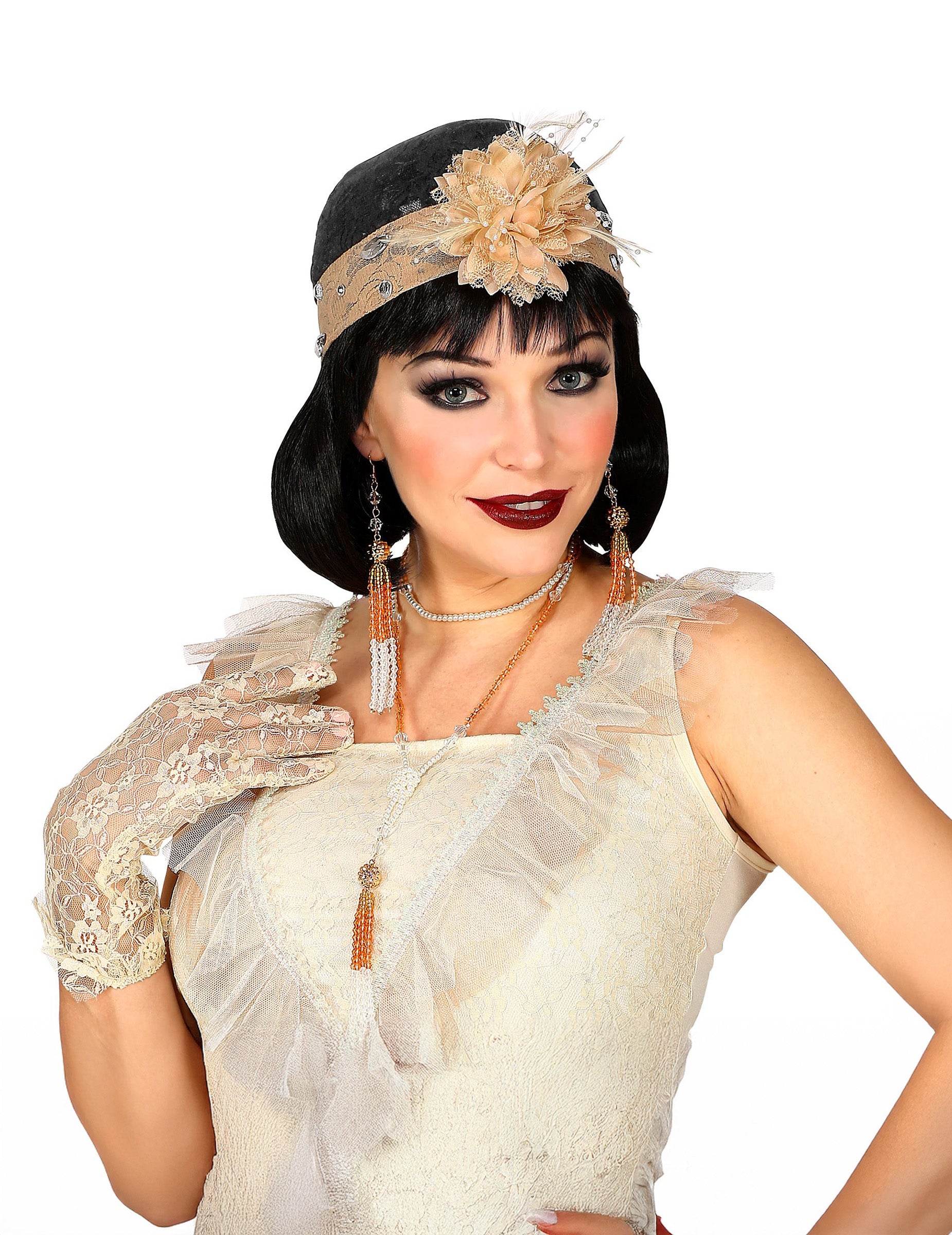 Gros plan sur le bandeau à fleur et les bijoux du kit accessoires charleston