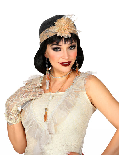 Gros plan sur le bandeau à fleur et les bijoux du kit accessoires charleston