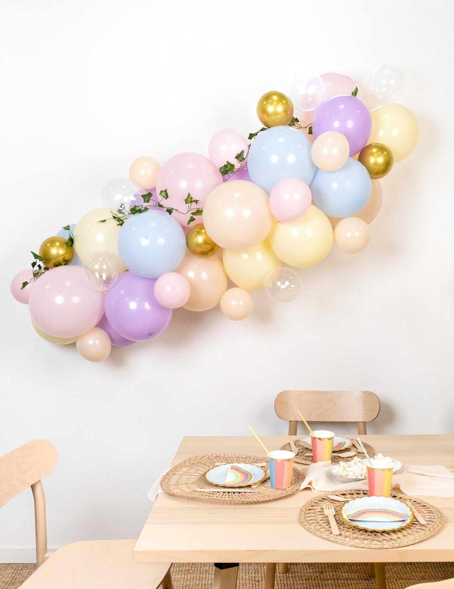 Vue d'ensemble avec décoration de table de l'arche de ballons berlingot pastel