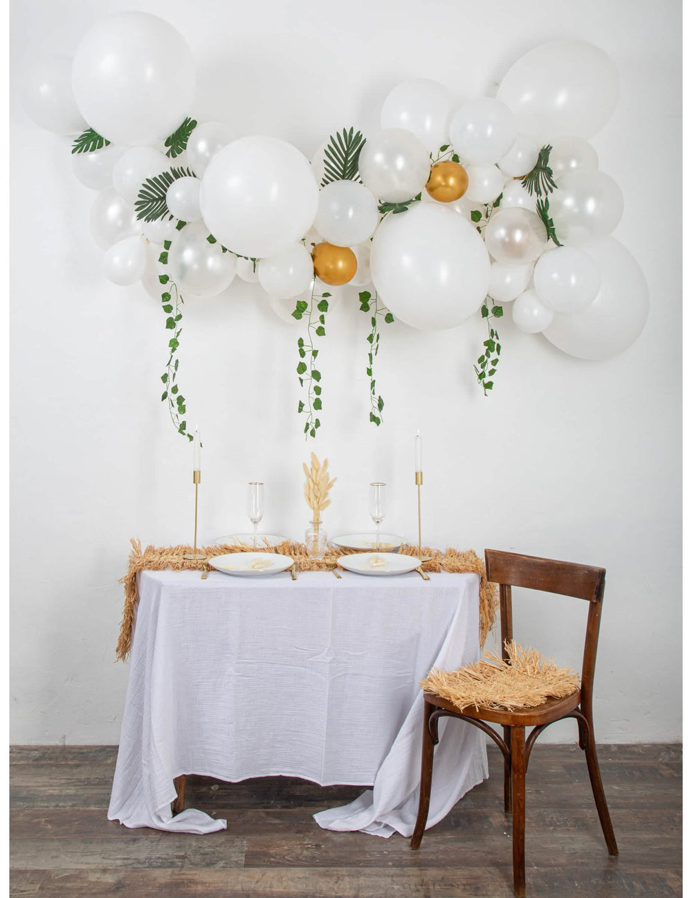 Kit arc de 55 baloane albe și aurii cu iederă și frunze tropicale pentru decorațiune chic
