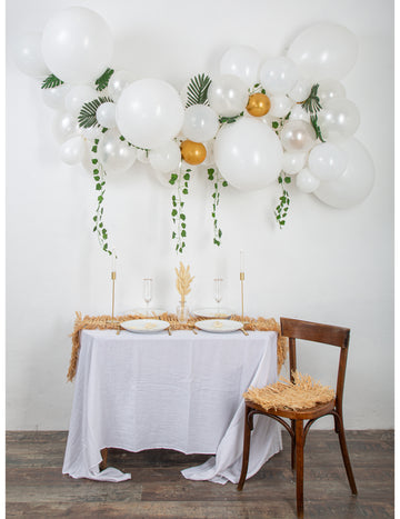 Set arcadă albă și aurie cu 55 de baloane, iederă și frunze tropicale, decor elegant