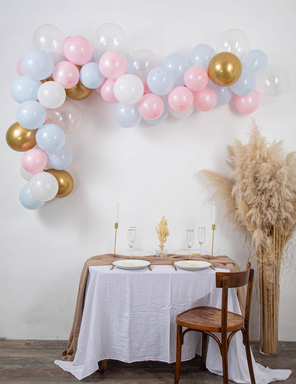 Kit arc de 58 baloane pentru gender reveal albastru și roz alb și auriu
